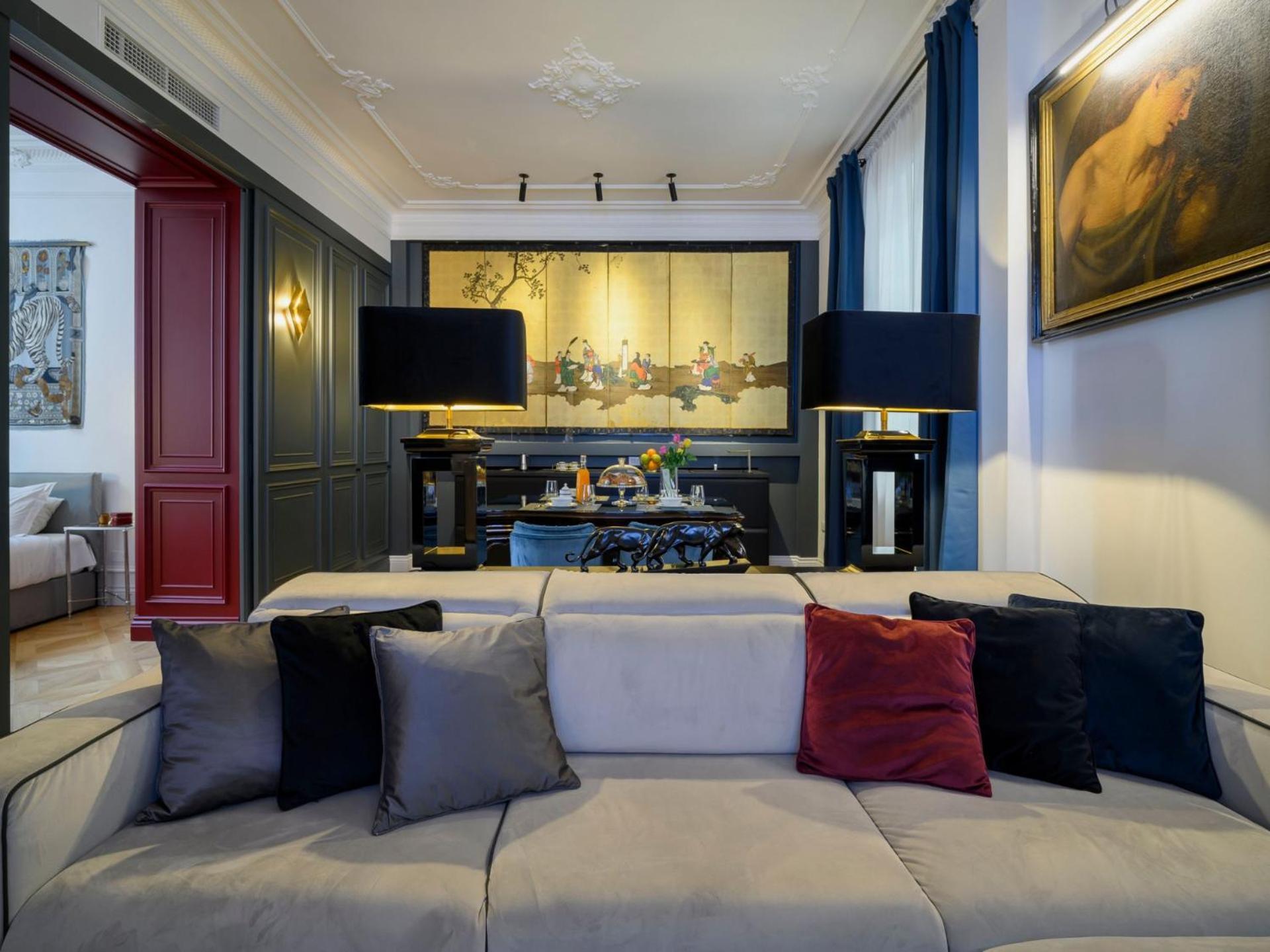 The Rent - Refined One-bedroom In The Historic Center Apartment *